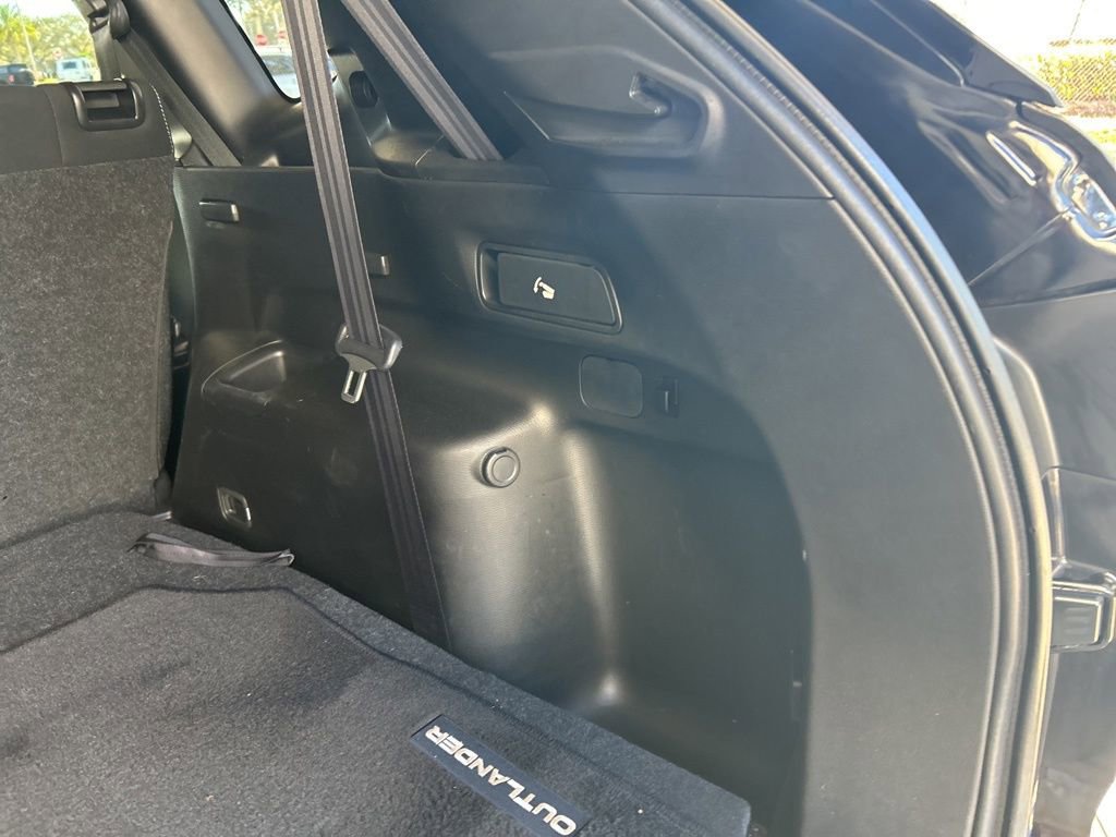 Used 2023 Mitsubishi Outlander ES image 32