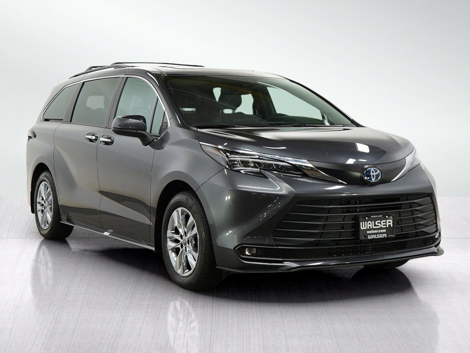 Used 2025 Toyota Sienna XLE w/ XLE Plus Package AWD/4WD image 7