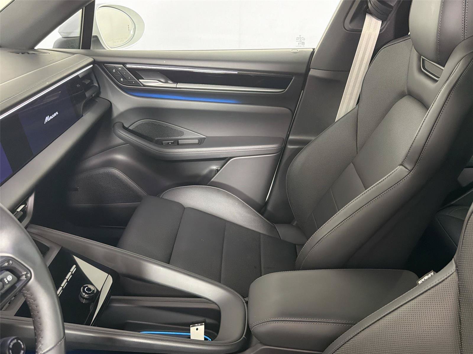 Certified 2025 Porsche Macan Electric RWD image 30