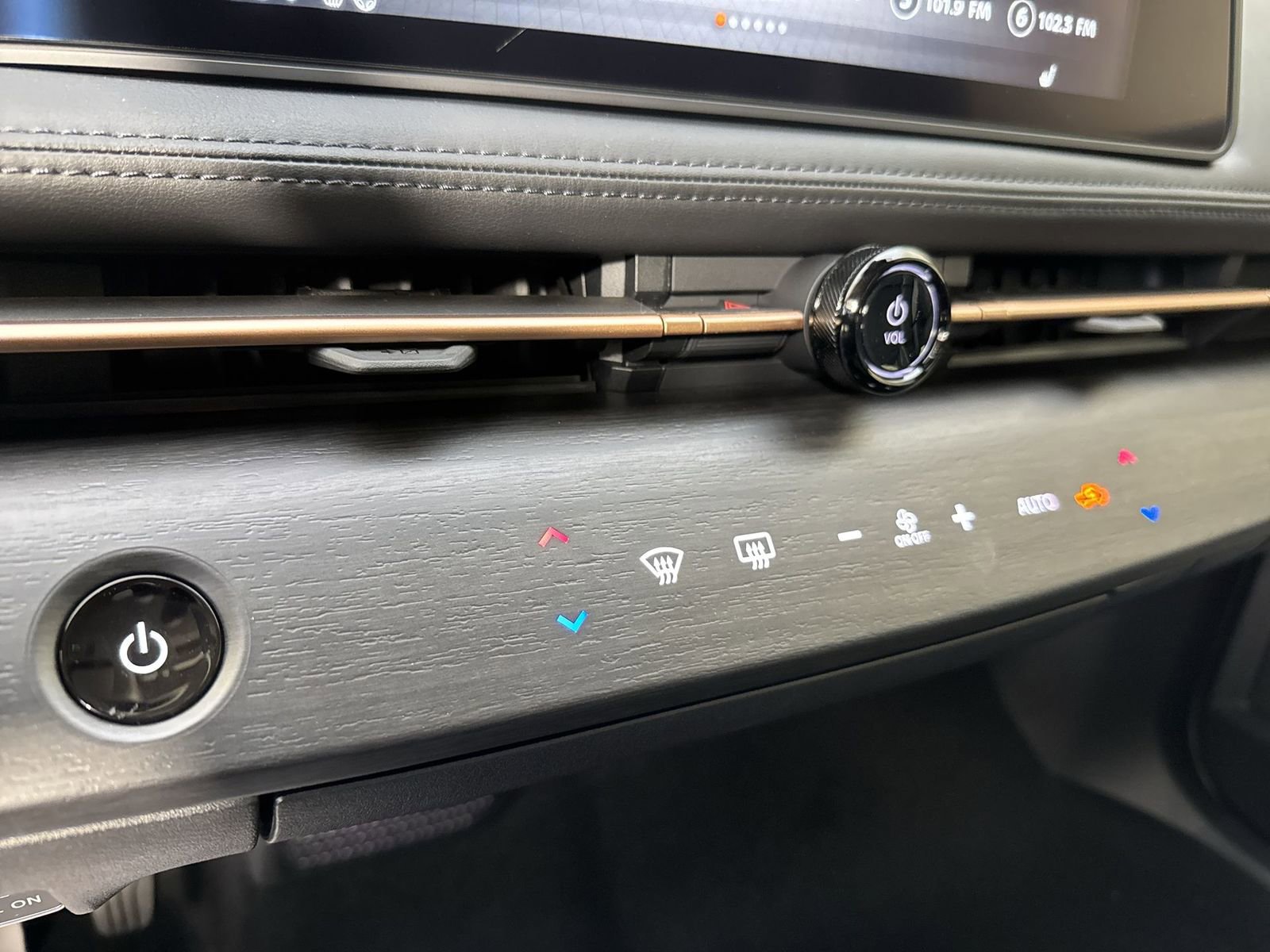 New 2025 Nissan Ariya AWD image 9