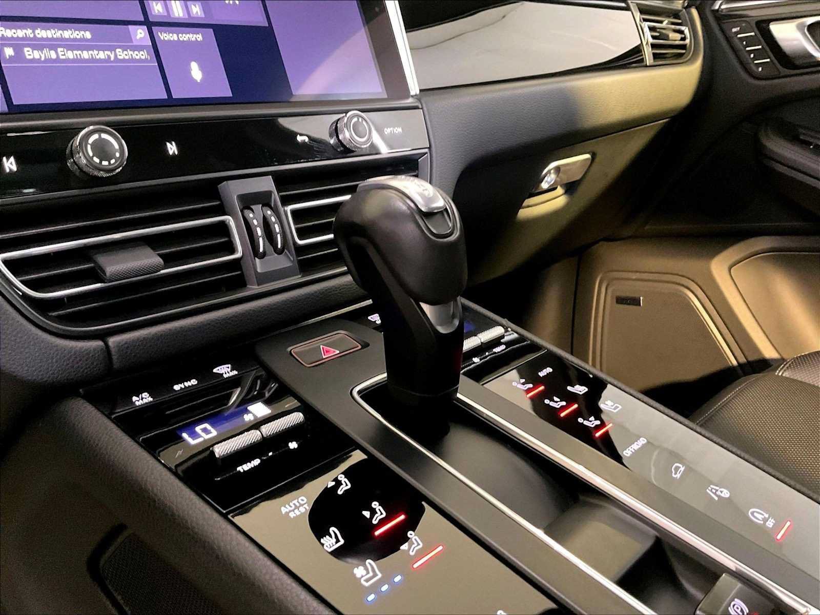 Certified 2023 Porsche Macan AWD/4WD image 17
