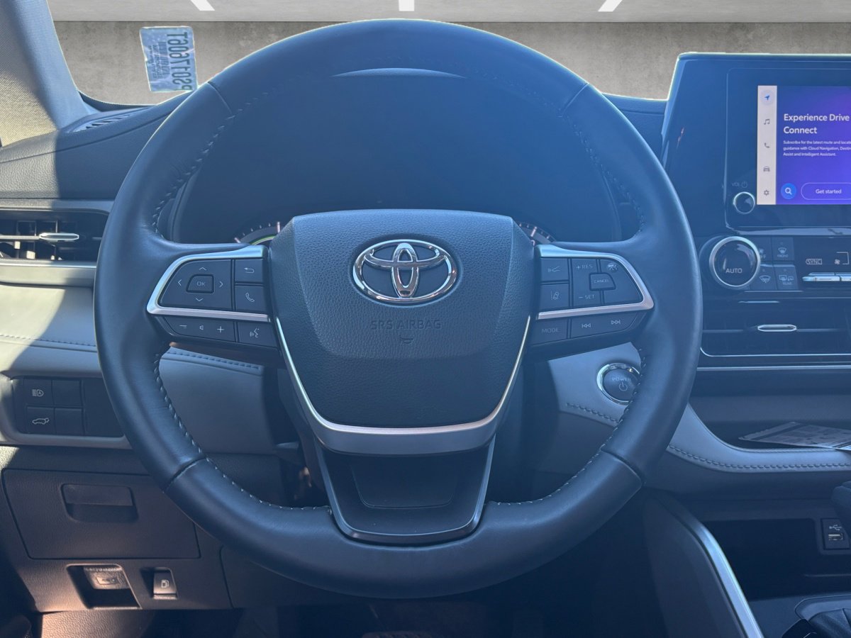 Used 2023 Toyota Highlander LE image 25