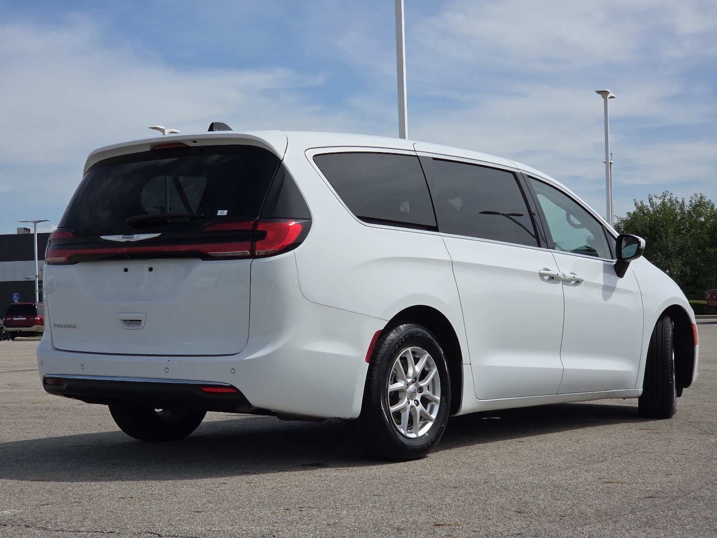 Used 2023 Chrysler Pacifica Touring-L FWD image 17