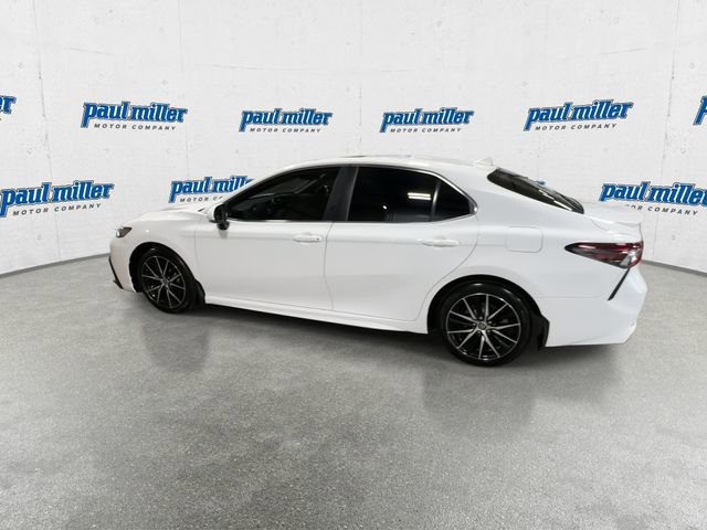 Used 2022 Toyota Camry SE w/ Cold Weather Package FWD image 7