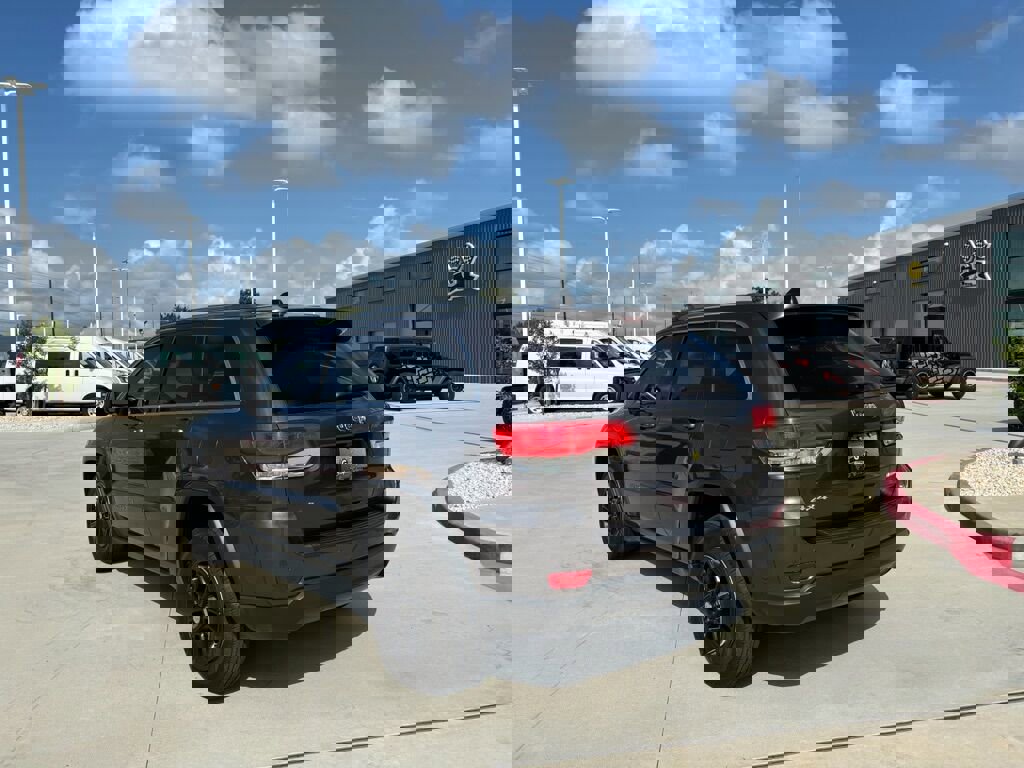 Used 2018 Jeep Grand Cherokee Laredo image 4