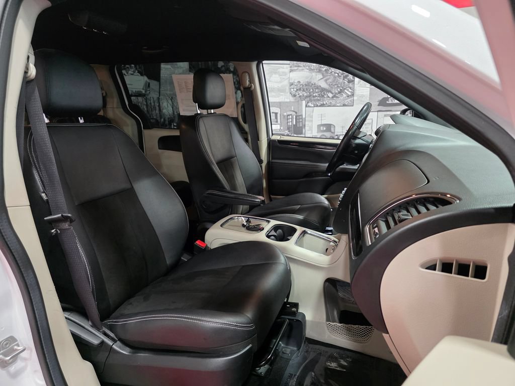 Used 2020 Dodge Grand Caravan SXT w/ Rear Park Assist Package FWD image 17