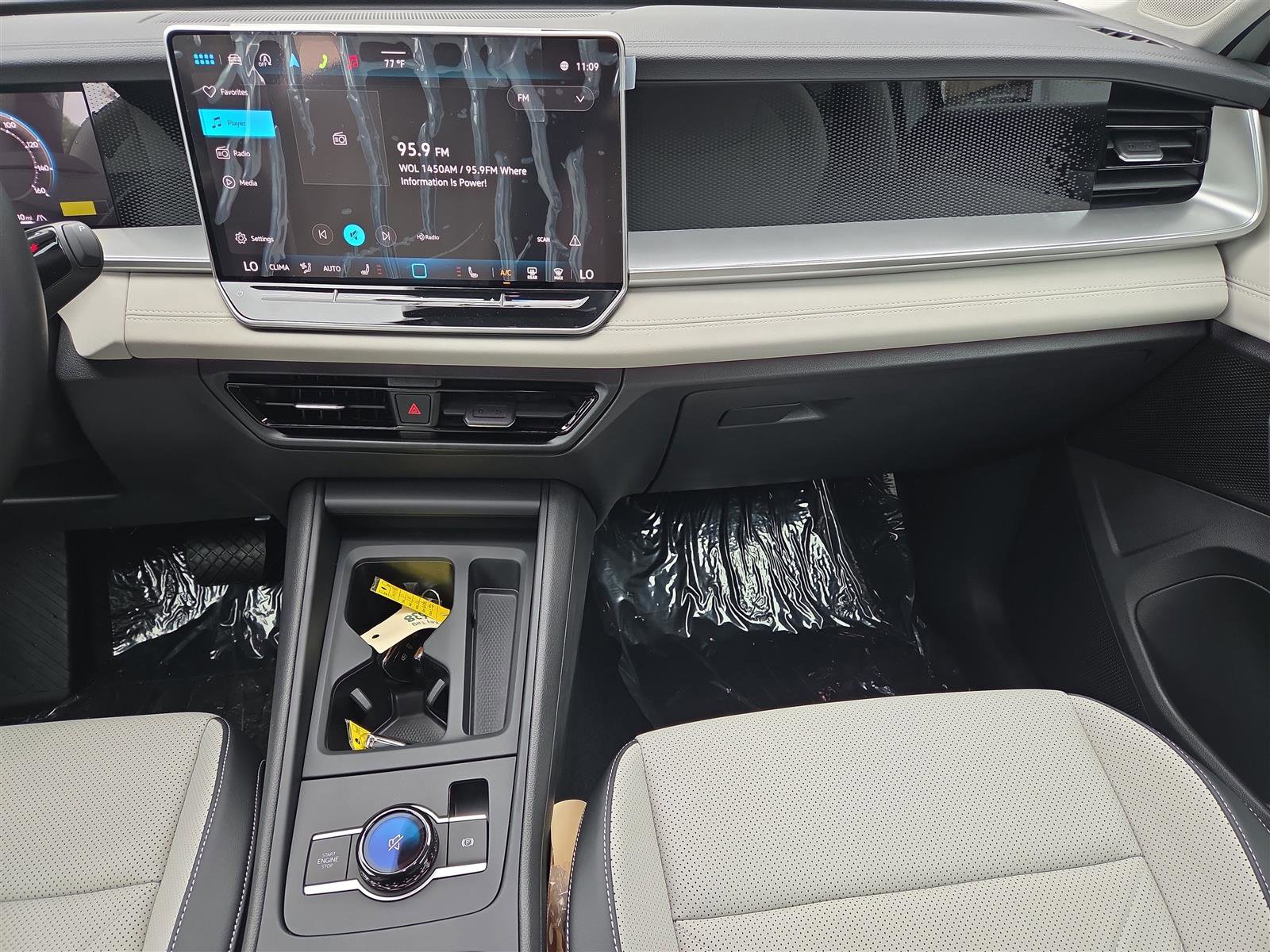 New 2025 Volkswagen Tiguan SE image 17