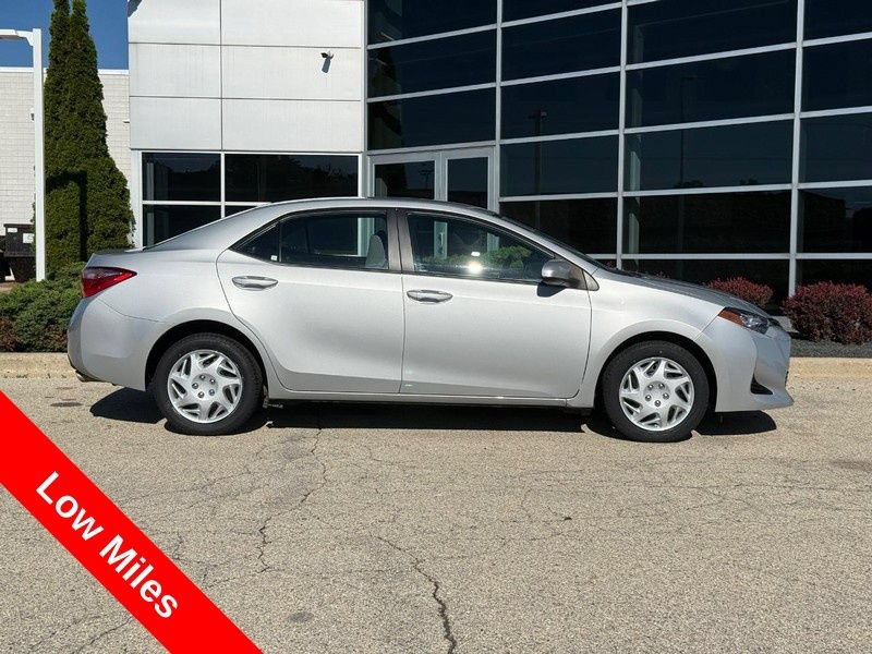 Used 2017 Toyota Corolla LE w/ Carpet Mat Package (TMS) FWD image 2