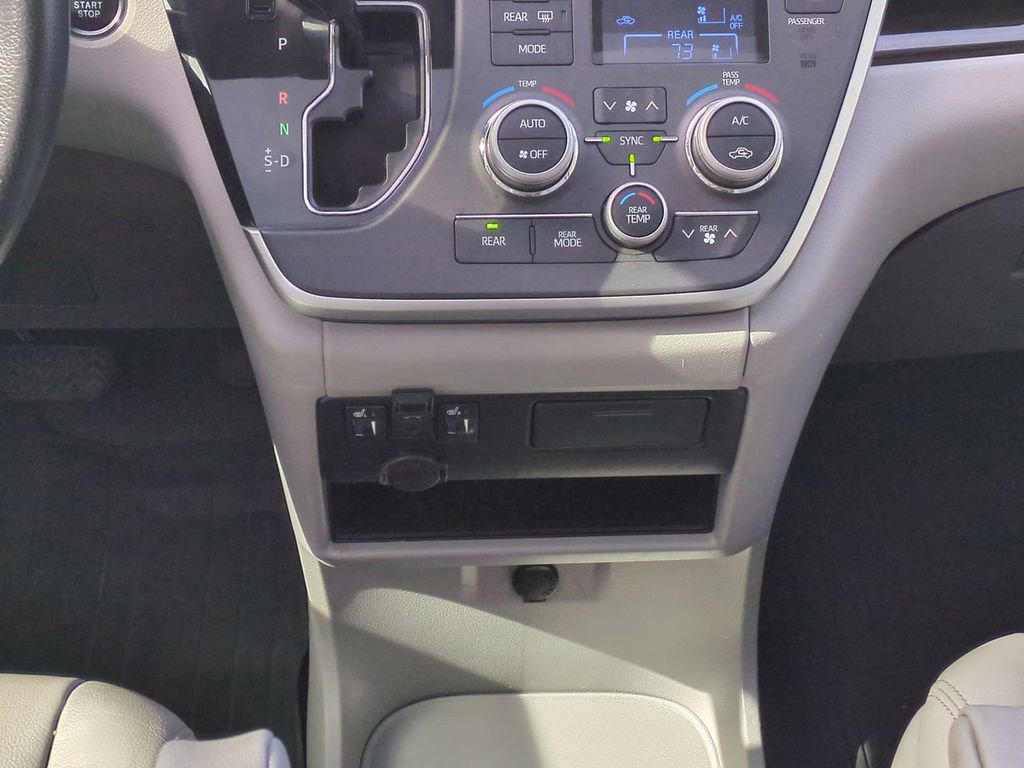 Used 2020 Toyota Sienna Limited image 18
