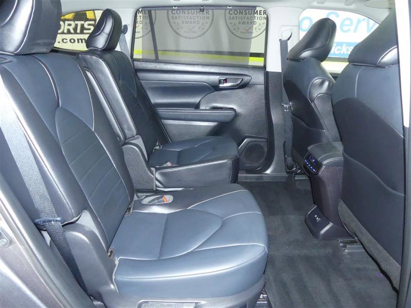 Used 2021 Toyota Highlander XLE image 21