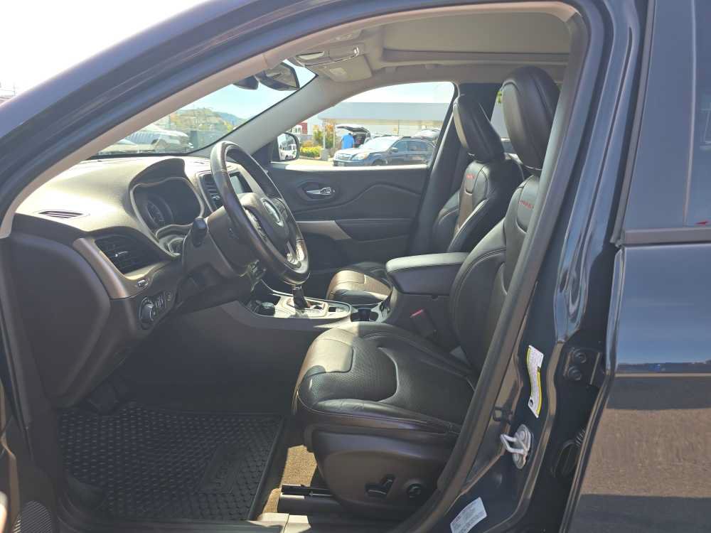 Used 2017 Jeep Cherokee Trailhawk AWD/4WD image 9