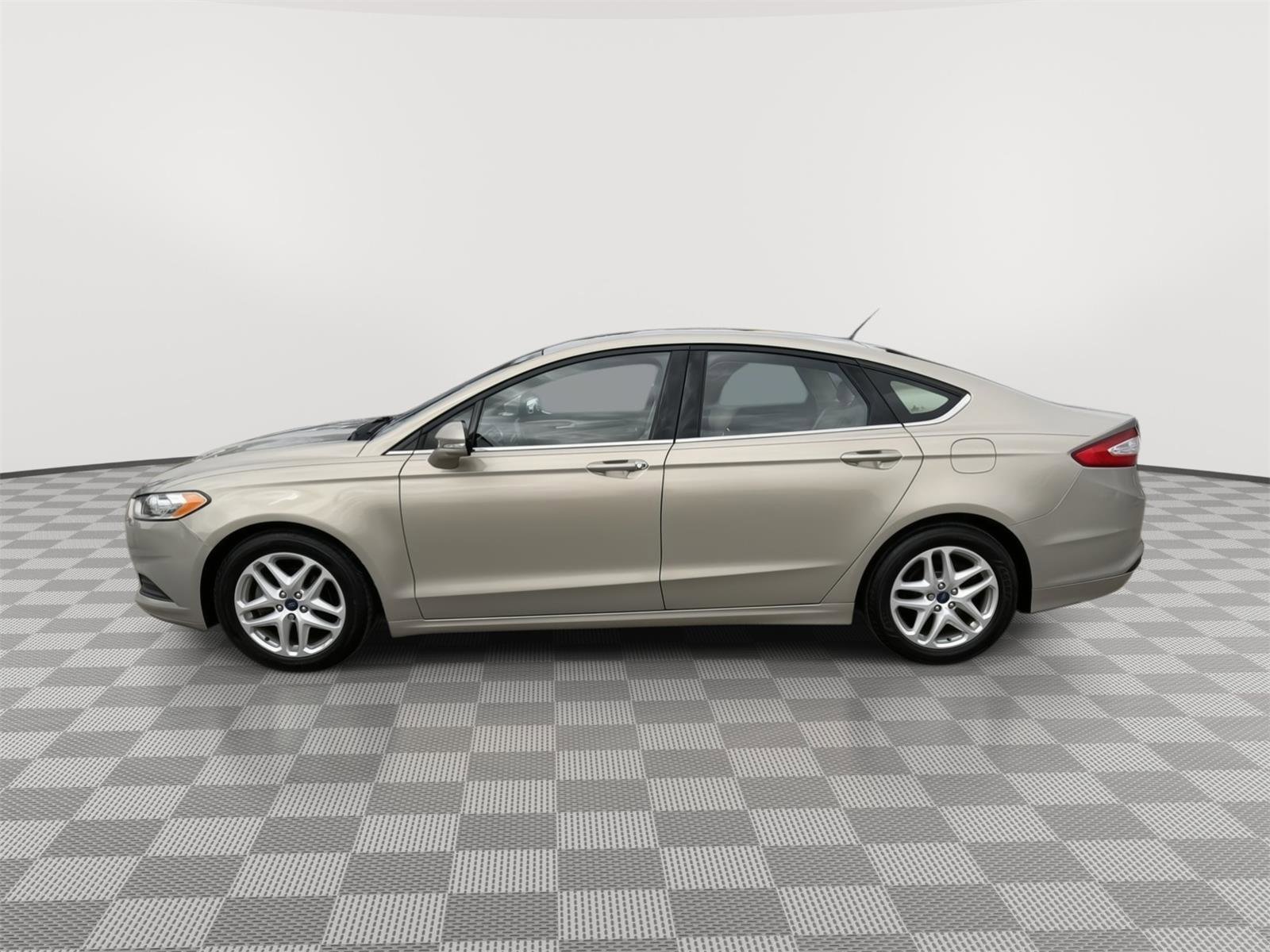 Used 2015 Ford Fusion SE image 4