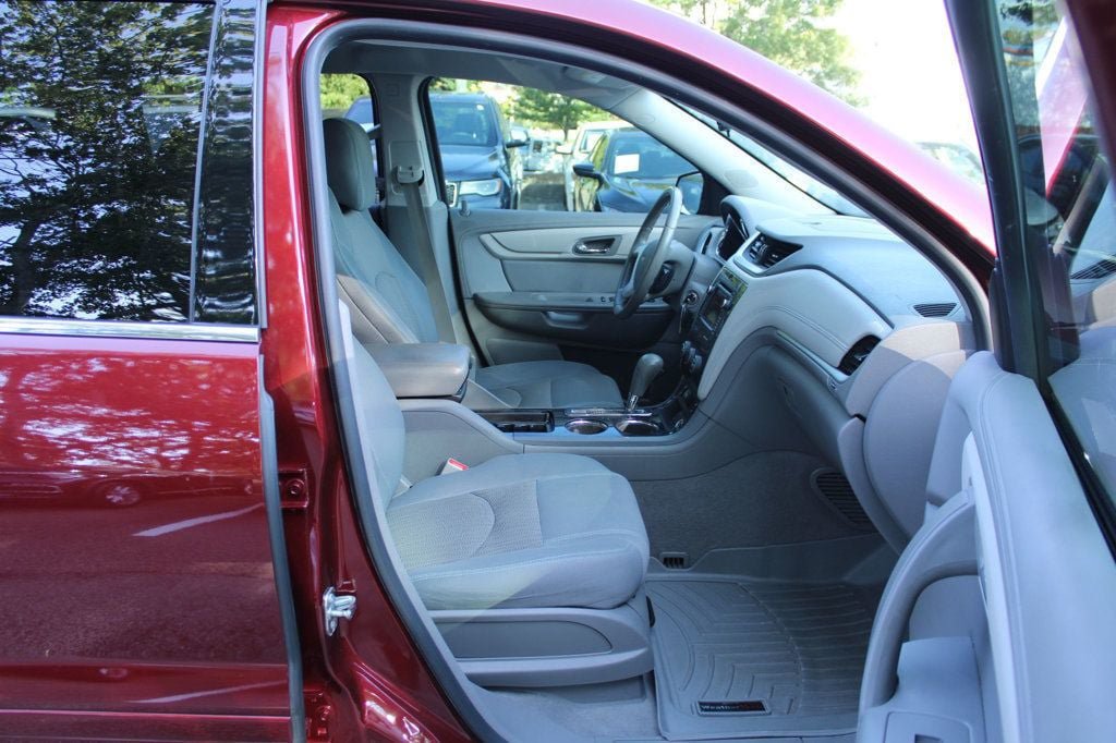Used 2017 Chevrolet Traverse LT w/ Style and Technology Package AWD/4WD image 26