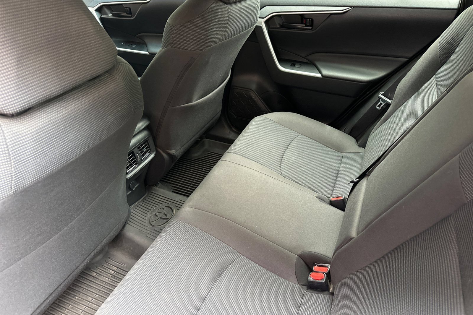 Used 2022 Toyota RAV4 LE AWD/4WD image 16