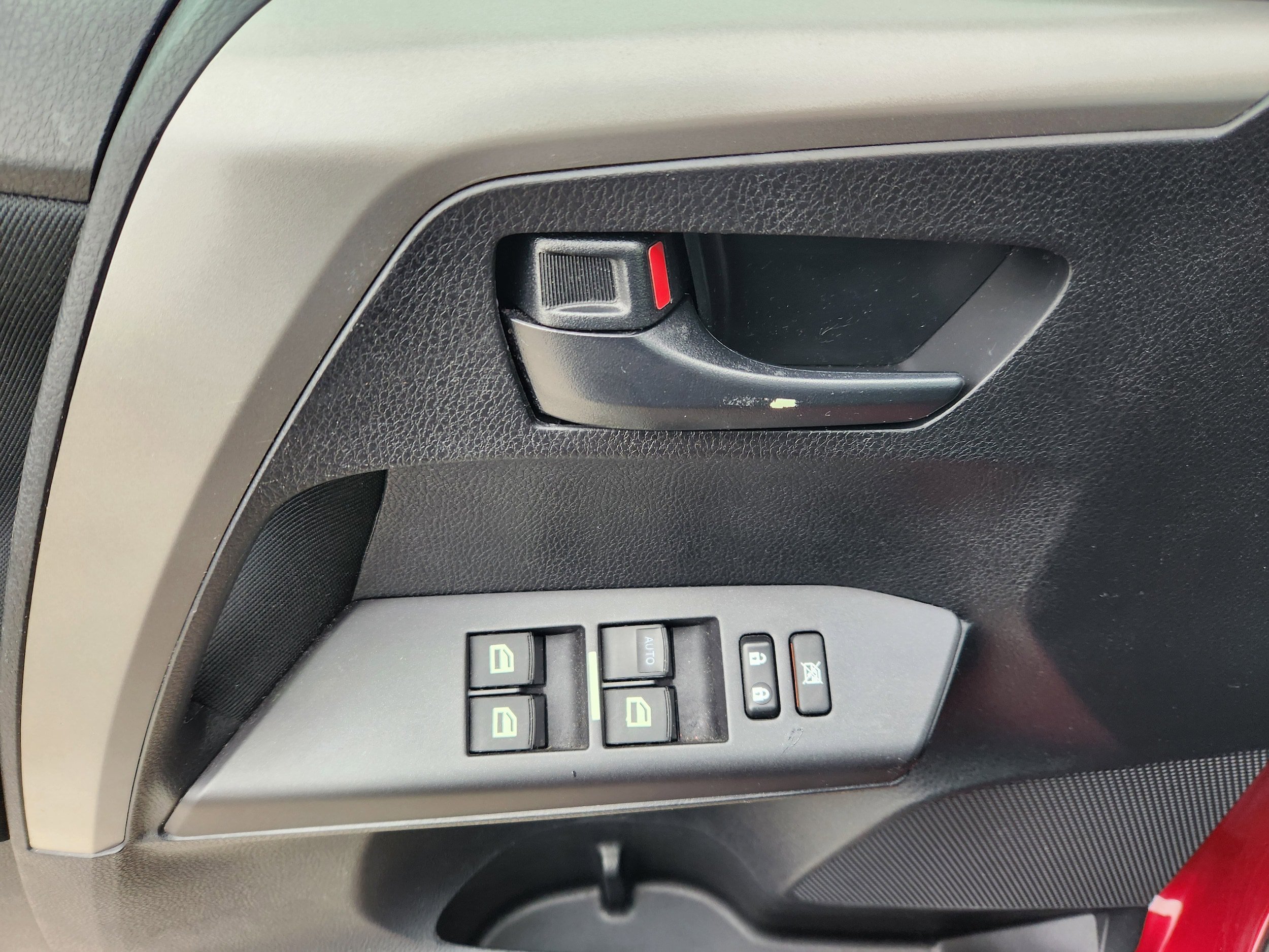 Used 2018 Toyota RAV4 LE w/ All Weather Liner Package AWD/4WD image 16