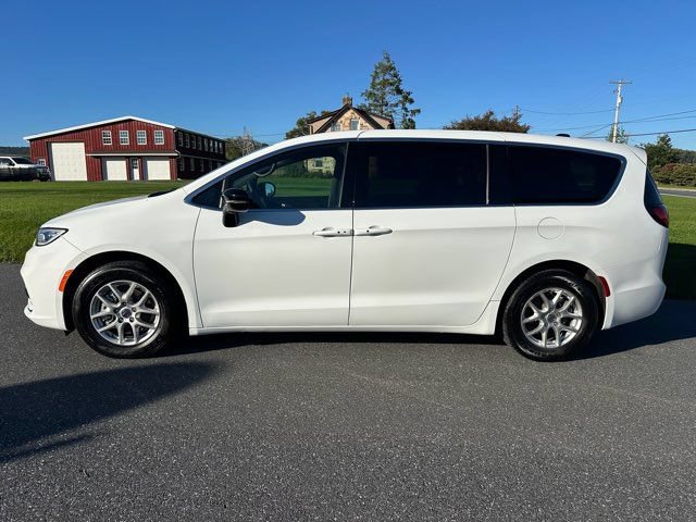 Used 2025 Chrysler Pacifica Select FWD image 2
