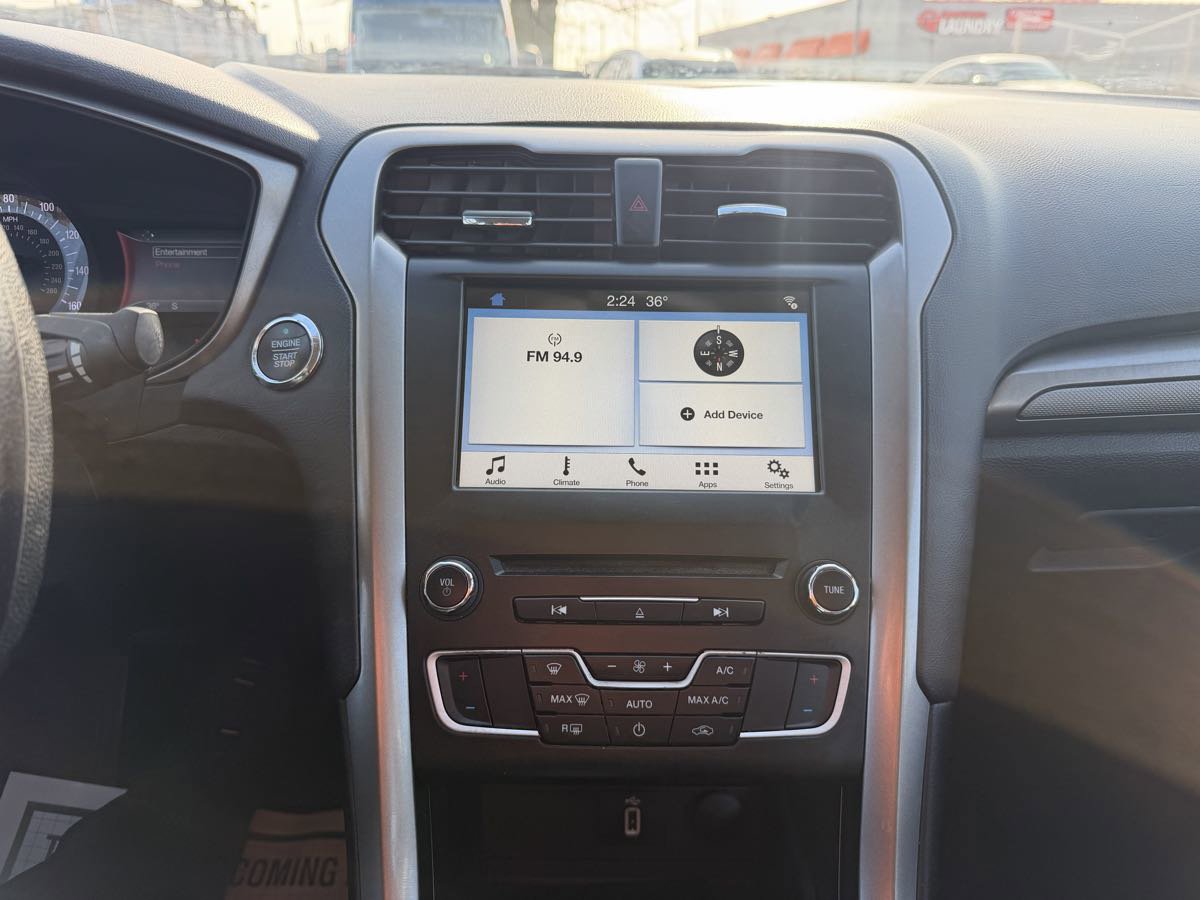 Used 2018 Ford Fusion SE w/ Fusion SE Technology Package image 36