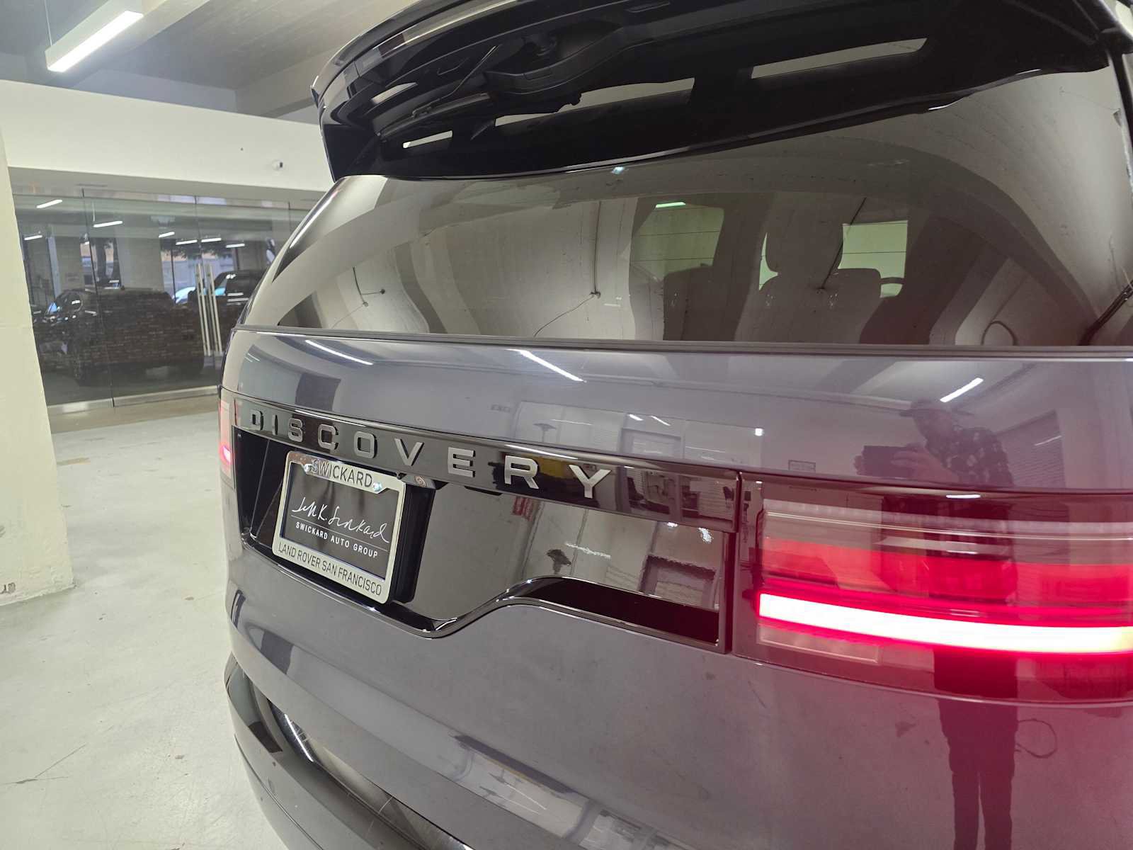 Used 2025 Land Rover Discovery Dynamic SE image 16