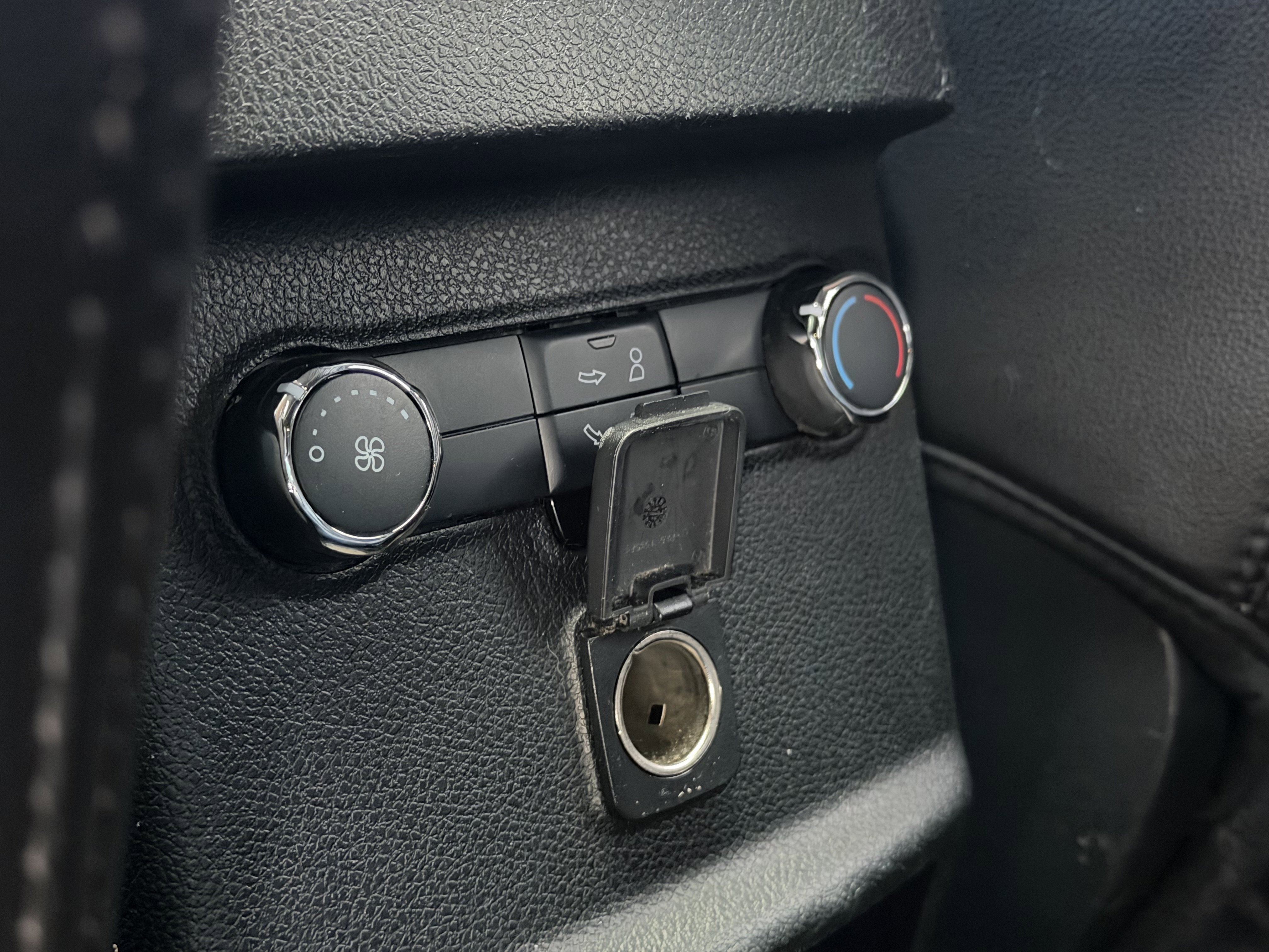 Used 2017 Ford Explorer XLT w/ Equipment Group 202A image 29