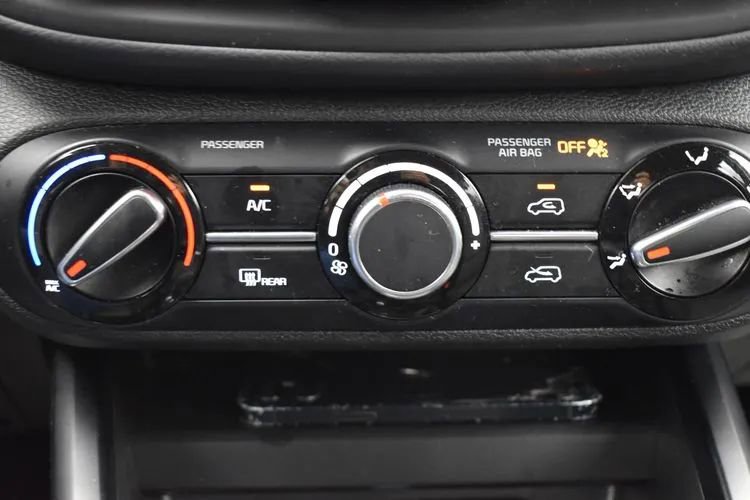 Used 2025 Kia Soul LX w/ LX Technology Package FWD image 32