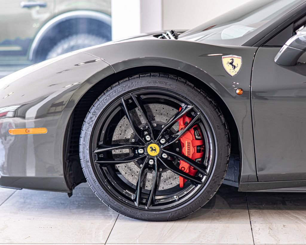Used 2018 Ferrari 488 GTB RWD image 10