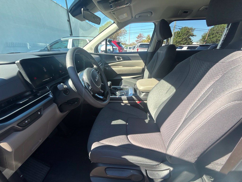Certified 2026 Kia Carnival LX FWD image 13
