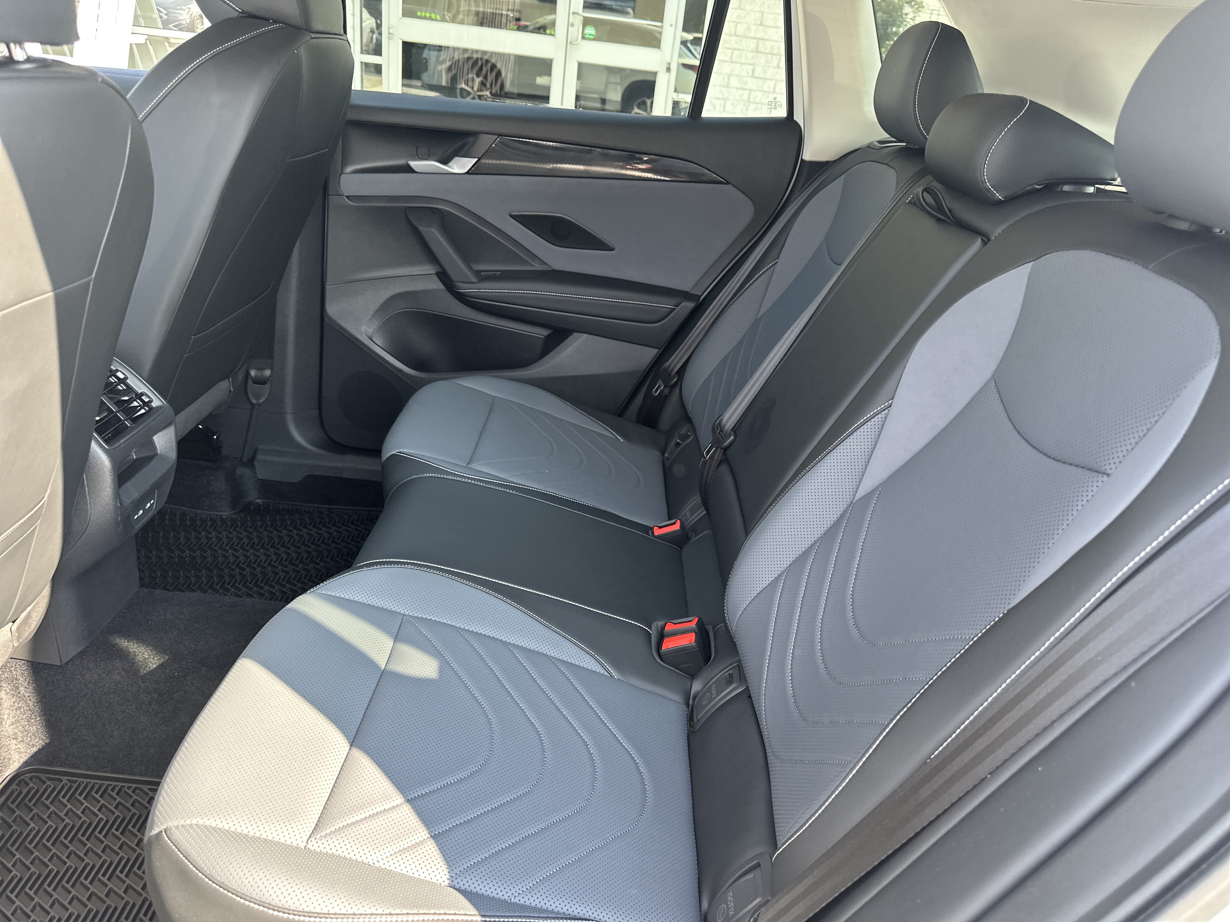 Used 2025 Volkswagen Tiguan SE AWD/4WD image 12