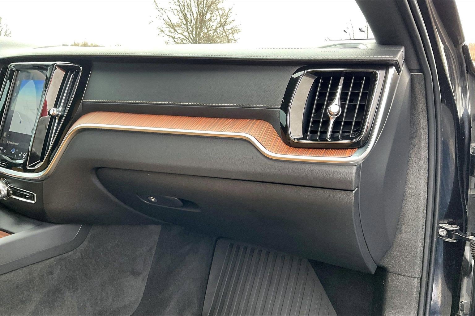 Used 2020 Volvo V60 T5 Cross Country w/ Protection Package Premier image 15