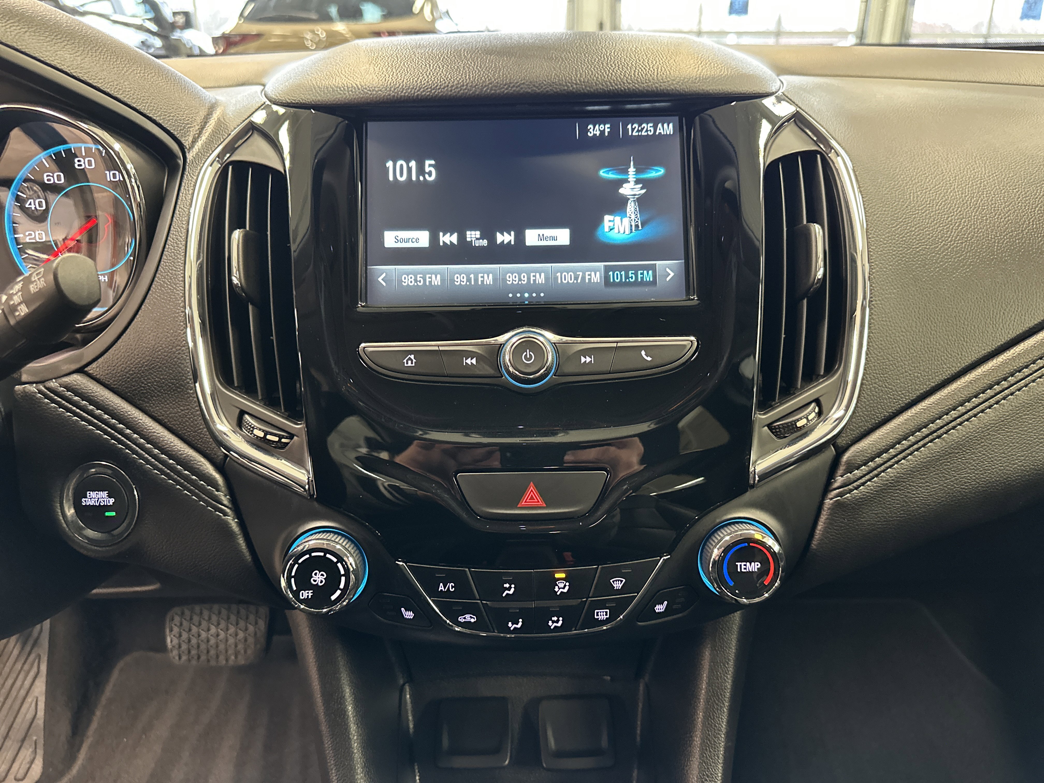 Used 2018 Chevrolet Cruze Premier image 3