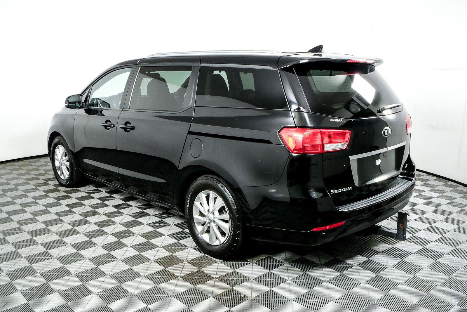 Used 2017 Kia Sedona LX w/ LX Essentials Premium Package FWD image 27