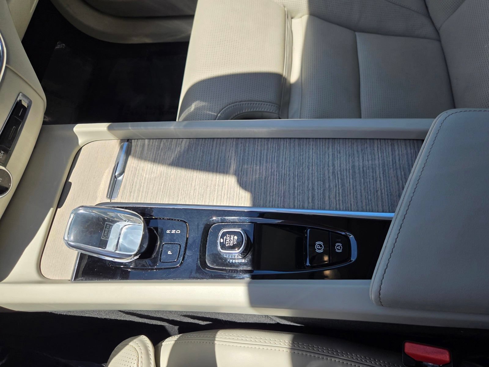 Used 2023 Volvo XC60 B5 Ultimate w/ Climate Package FWD image 24