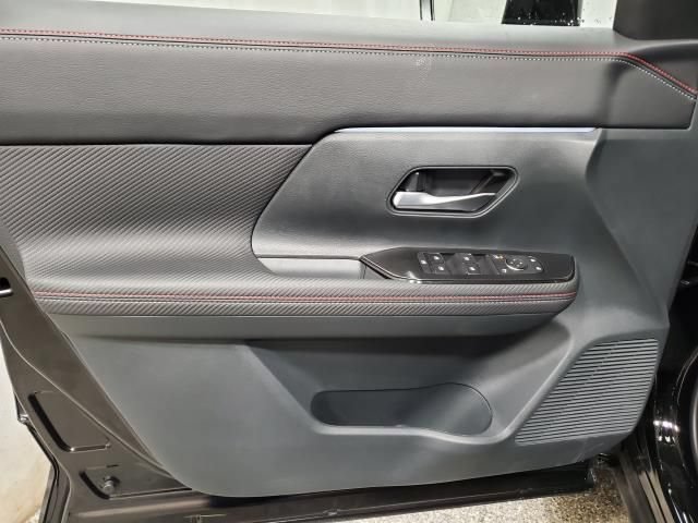 Used 2025 Nissan Kicks SR AWD/4WD image 13