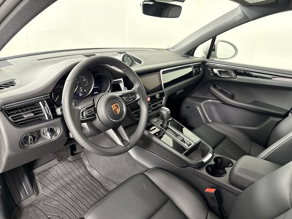 New 2026 Porsche Macan AWD/4WD image 4