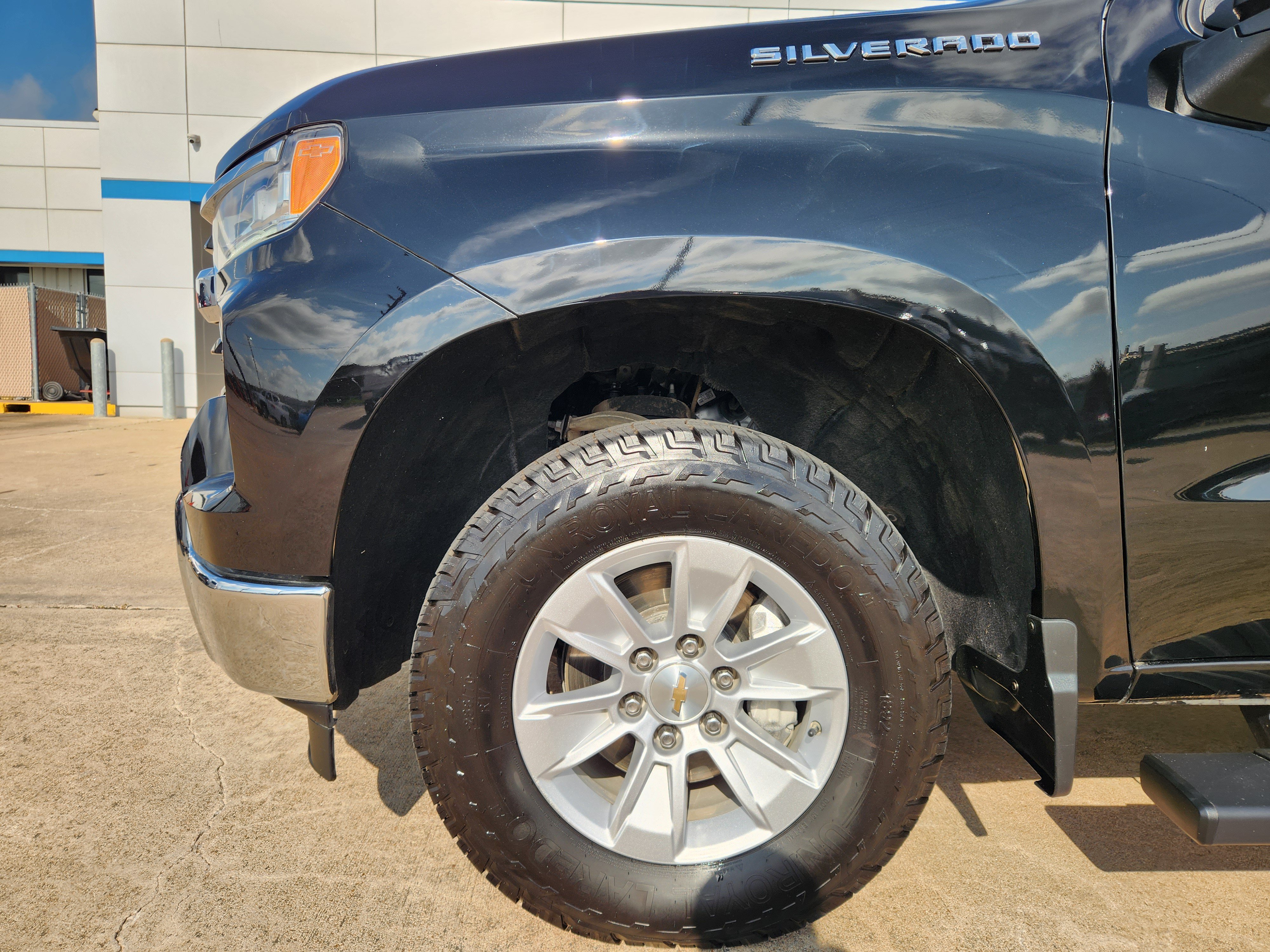 Certified 2025 Chevrolet Silverado 1500 LT AWD/4WD image 9