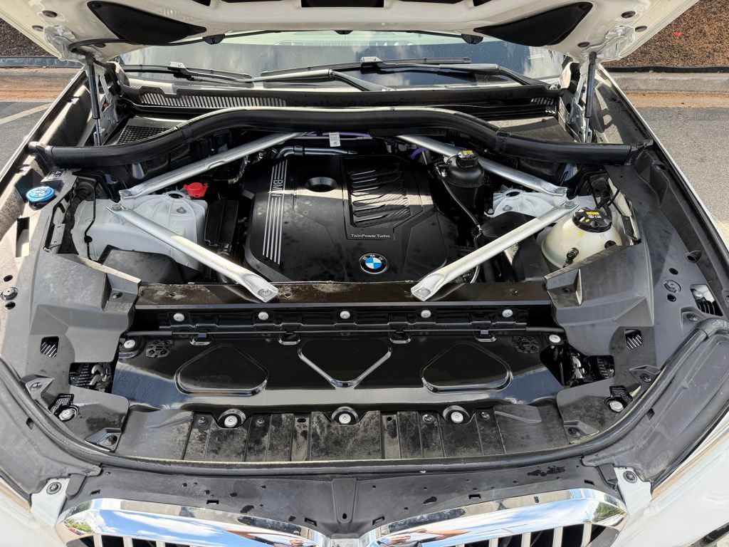 Used 2022 BMW X5 xDrive40i w/ M Sport Package AWD/4WD image 6