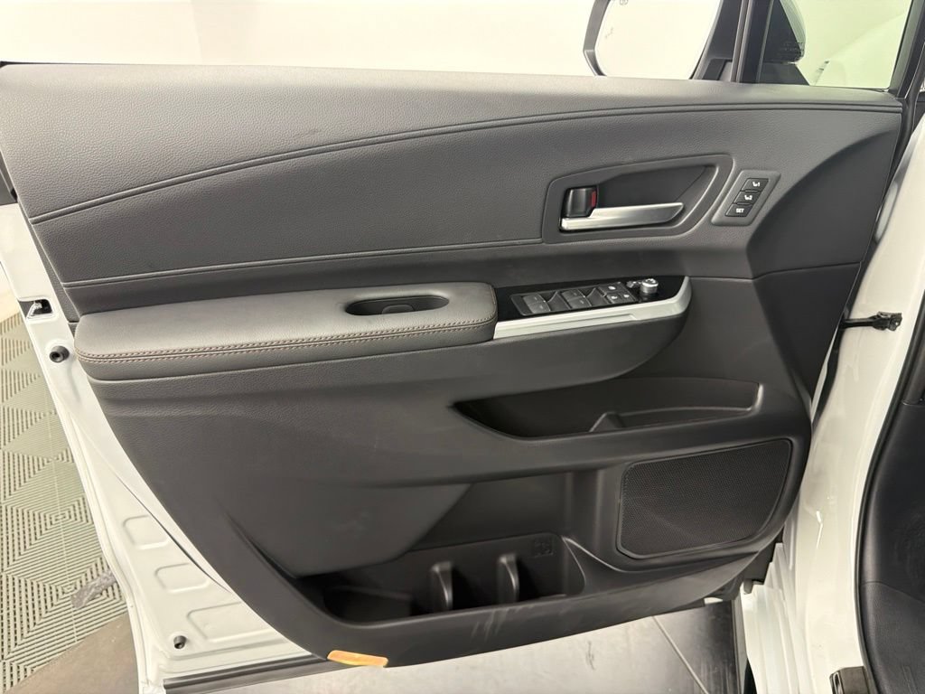 Used 2026 Toyota Sienna Limited FWD image 19