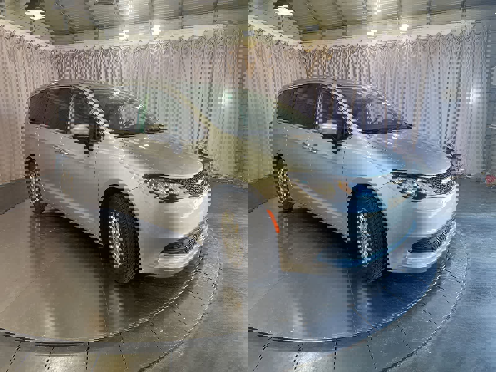 Used 2023 Chrysler Voyager LX image 3