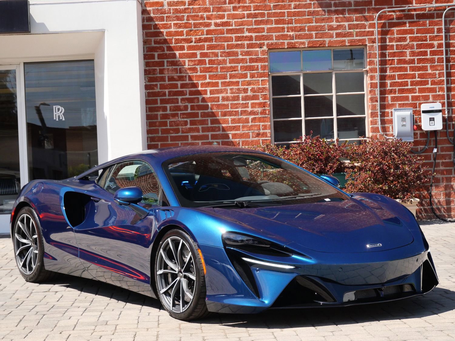 Used 2023 McLaren Artura RWD image 1