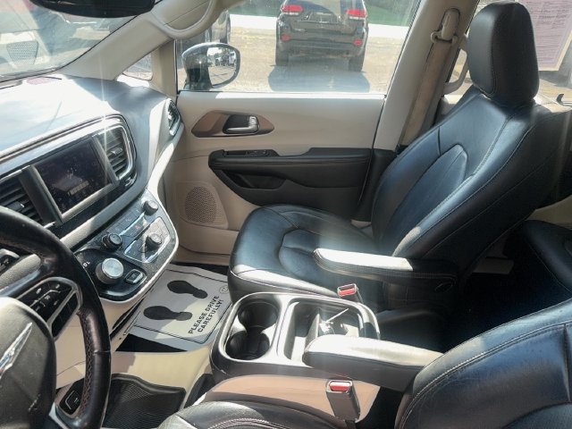 Used 2019 Chrysler Pacifica Touring-L FWD image 16