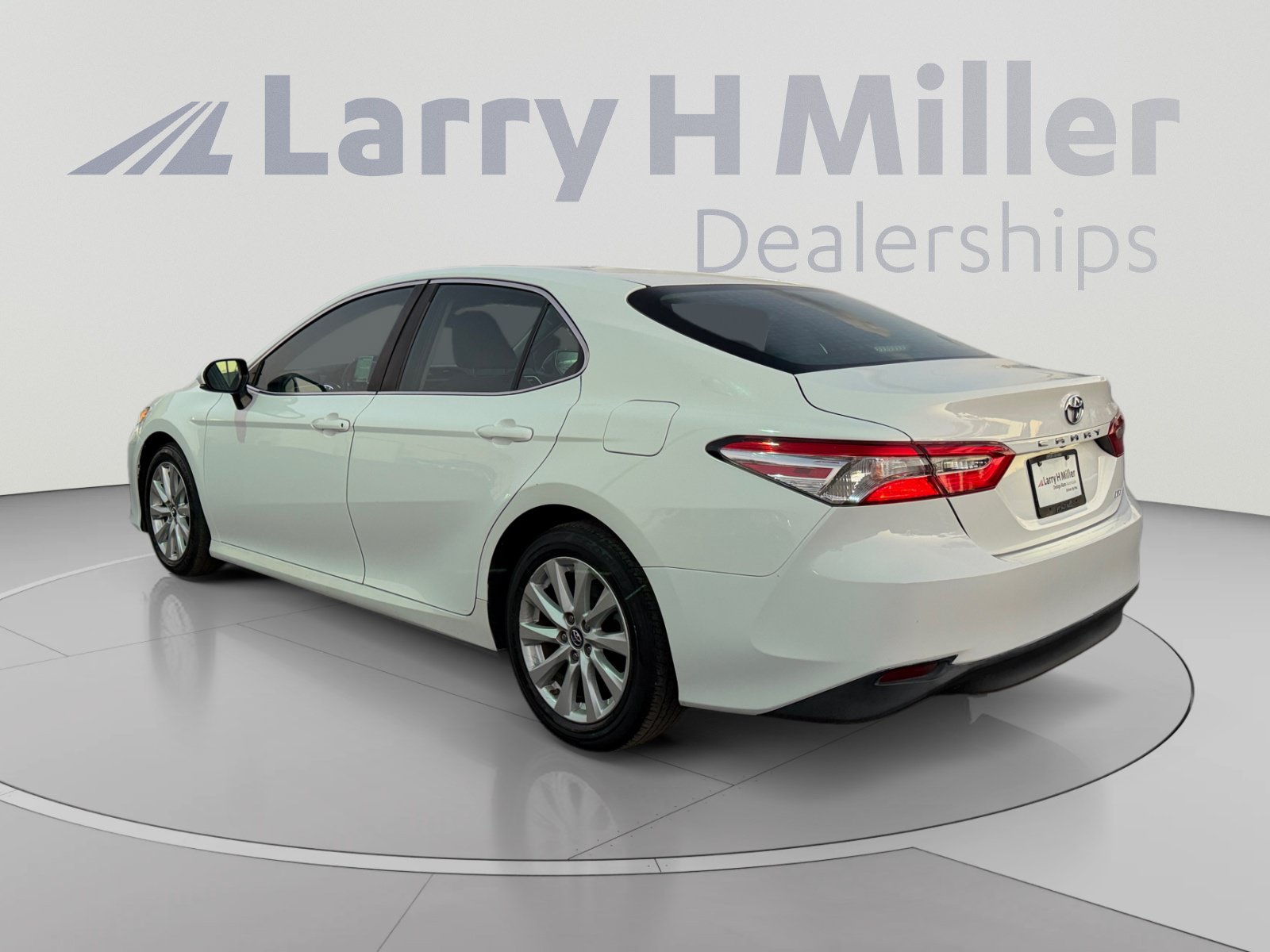 Used 2018 Toyota Camry LE FWD image 3
