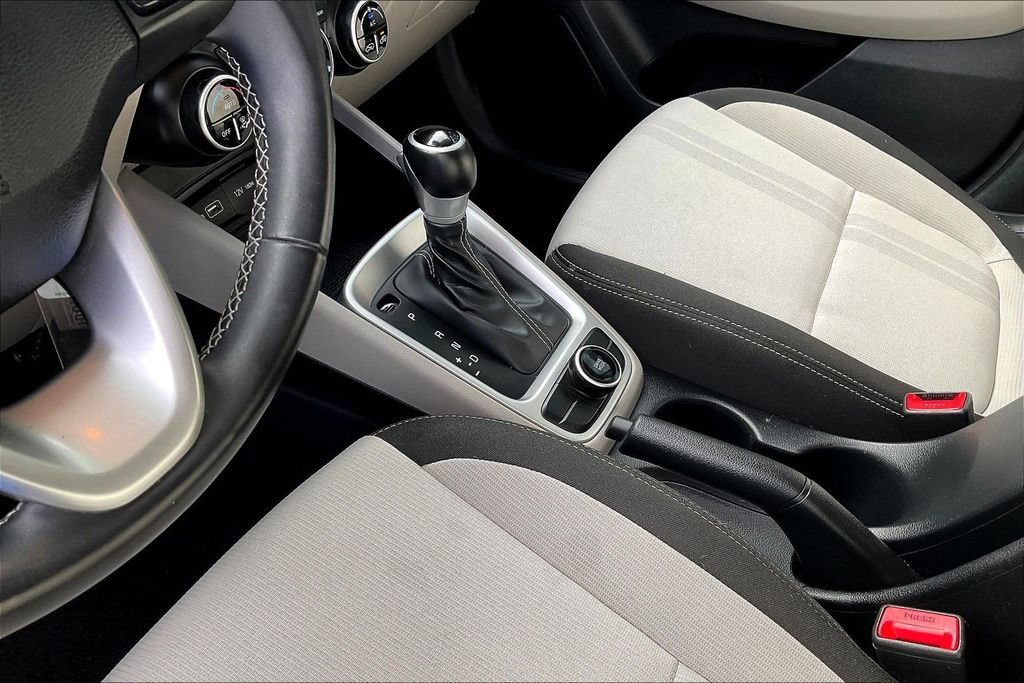 Used 2022 Hyundai Venue SEL FWD image 21