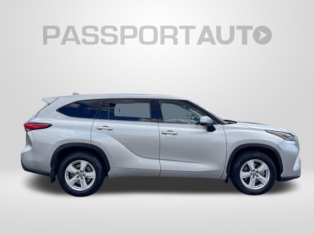Used 2021 Toyota Highlander LE AWD/4WD image 9