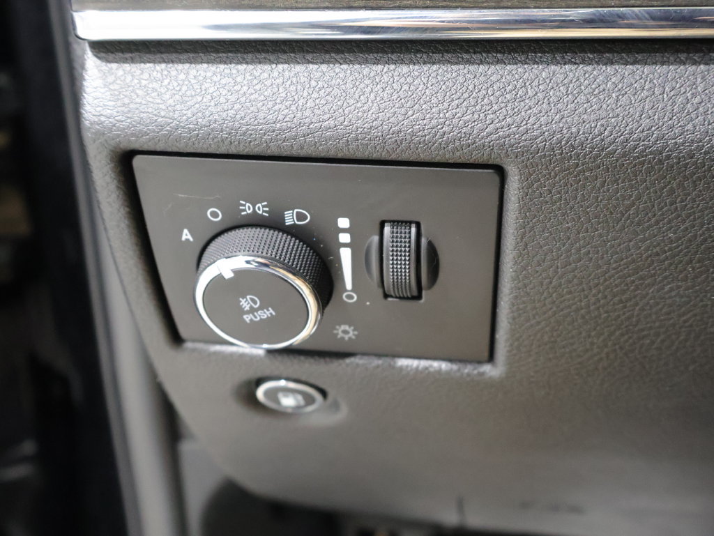 Used 2018 Jeep Grand Cherokee Overland AWD/4WD image 32