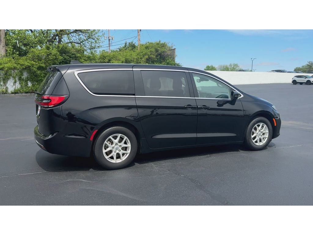 Used 2024 Chrysler Pacifica Touring-L FWD image 8
