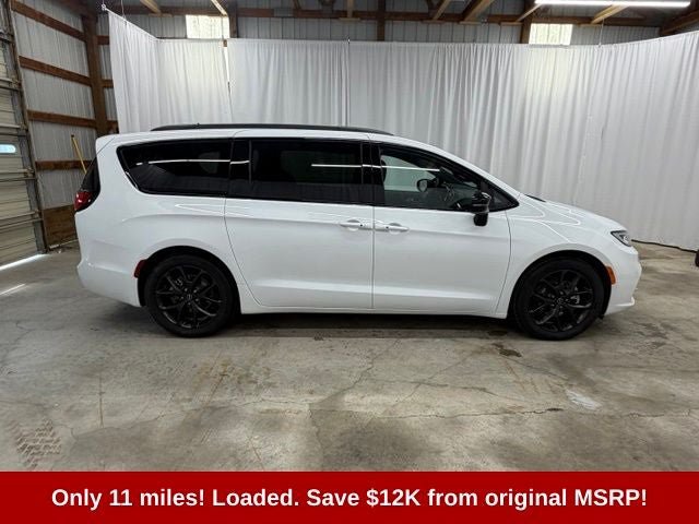 Used 2025 Chrysler Pacifica Limited FWD image 8