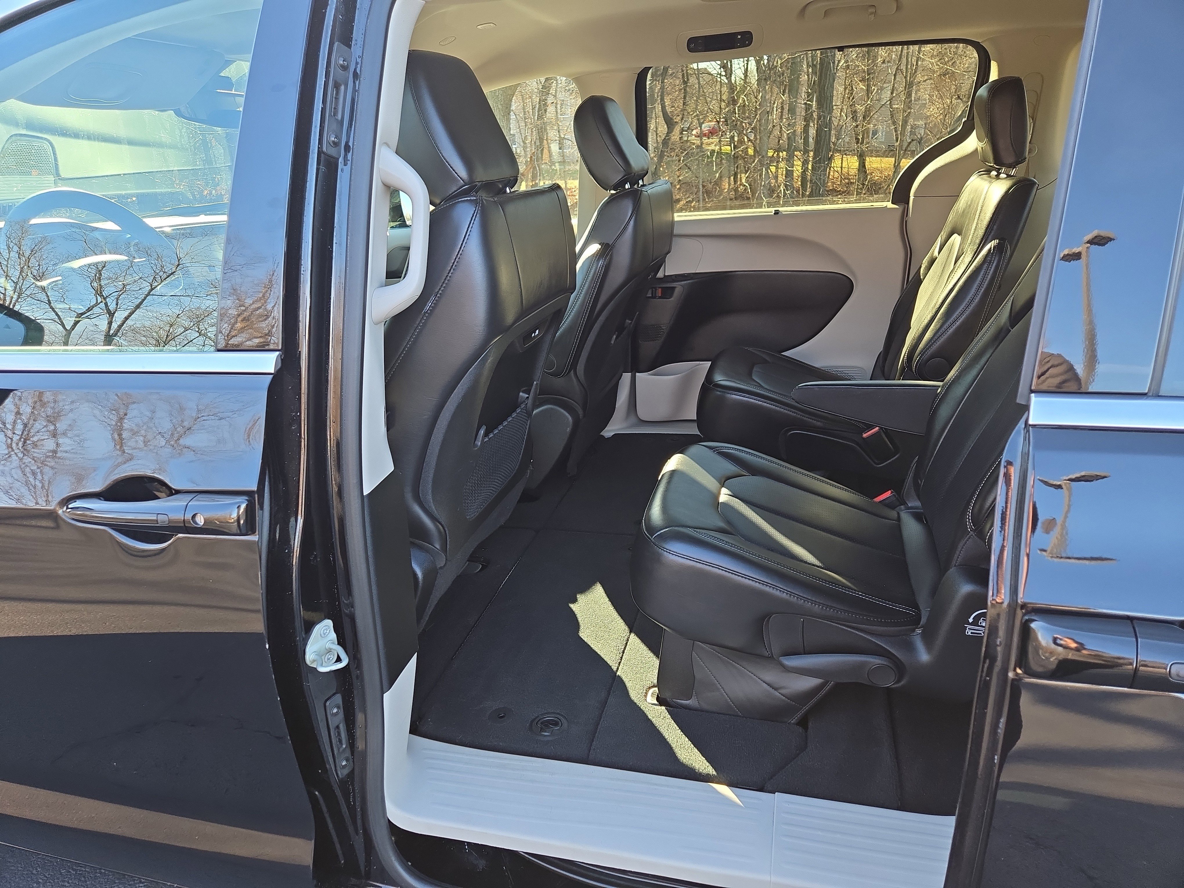 Used 2024 Chrysler Pacifica Touring-L image 25