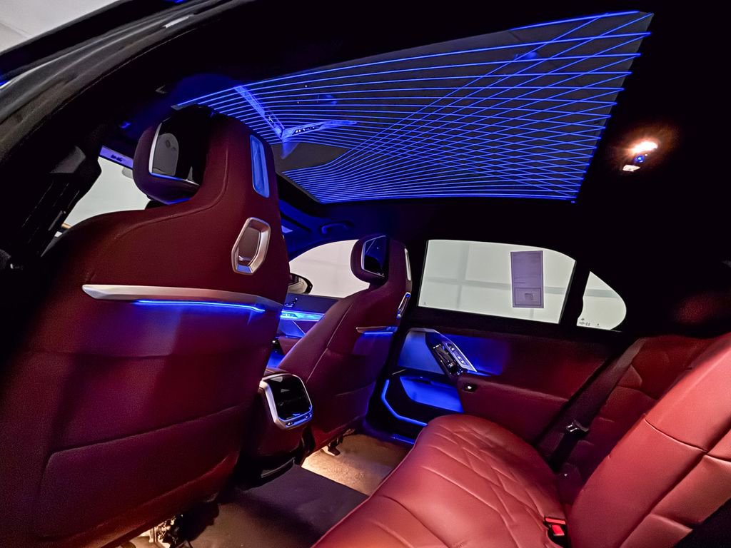 New 2025 BMW 750e xDrive image 7