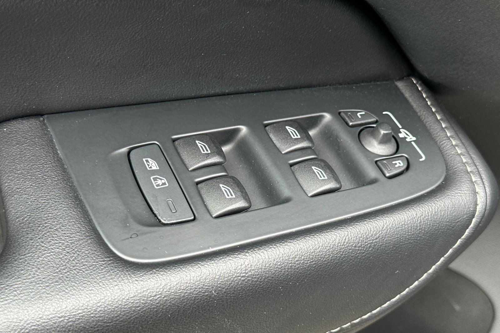 Used 2023 Volvo XC60 B5 Ultimate w/ Climate Package image 11