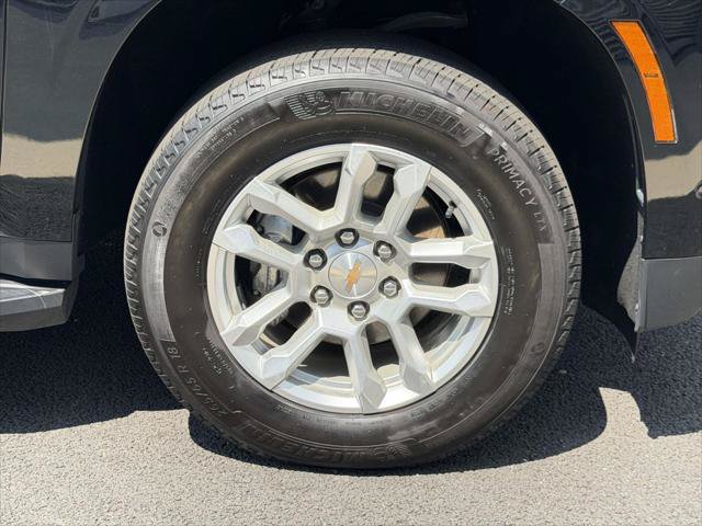 Used 2025 Chevrolet Suburban LT AWD/4WD image 8