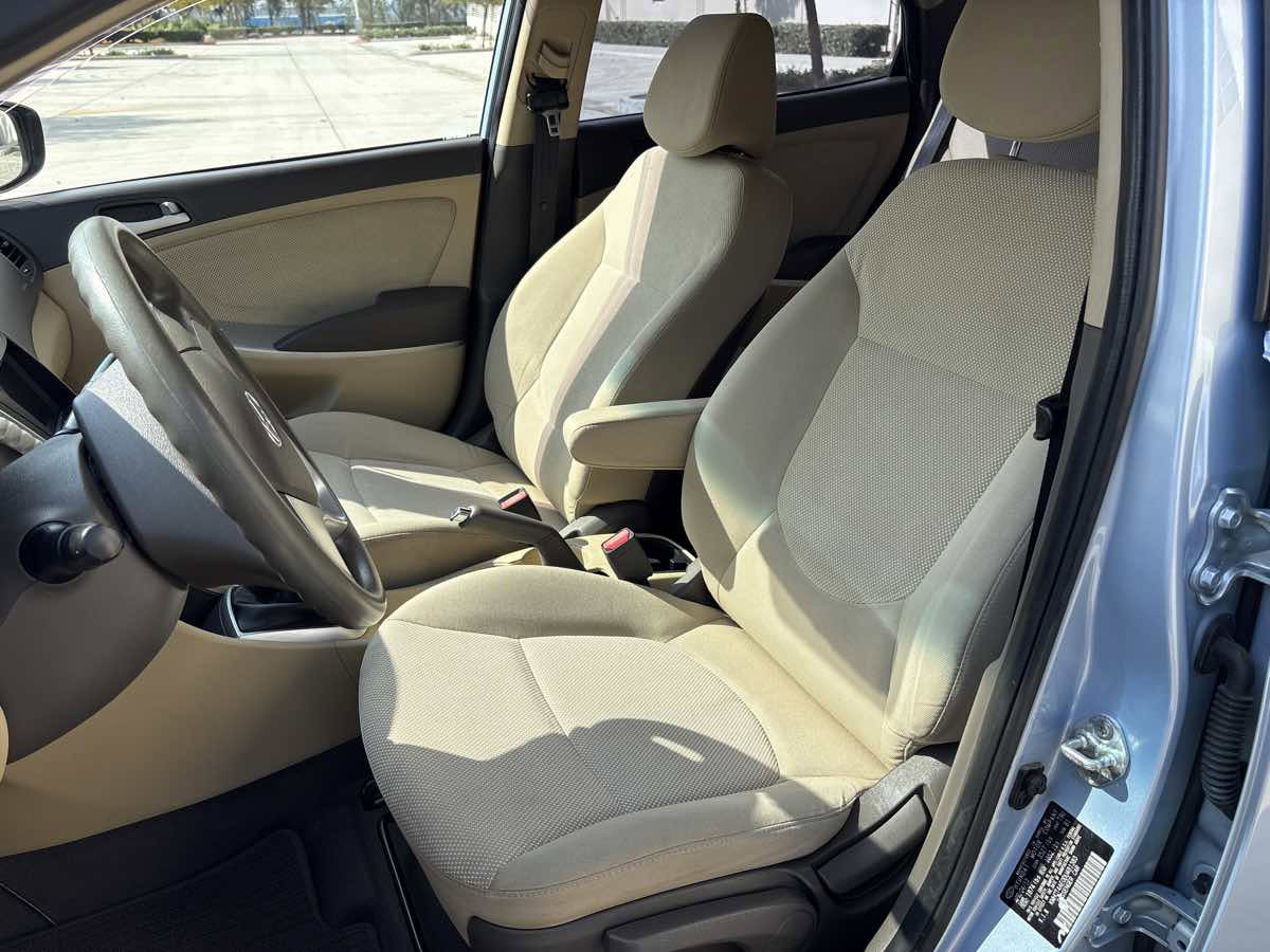 Used 2013 Hyundai Accent GLS FWD image 19